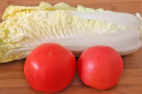 白菜别再炖粉条了，加2个西红柿，简单一做，真香，比吃肉还解馋图片