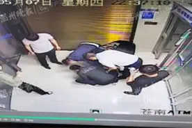 嫌犯变装在ATM机上做手脚 值班保安火眼金睛智擒歹徒图片