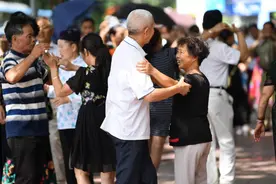 60岁阿姨哭诉：跳广场舞的人太坏了，跳了半年，我真是怕了图片
