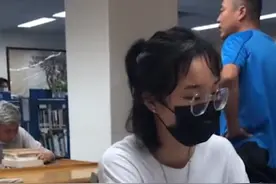 上海一男子图书馆偷看美女被戳破后嘲讽：这么大岁数不回家生孩子图片