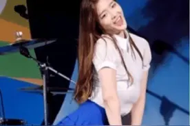 女星在跳舞时, “胸部”突然掉落到肚子, 现场观众都“愣住”了!图片