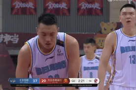 北京队27分大胜！尤度23+17，林书豪12+8，赛后书豪走向对方球员图片