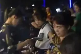 90后女子白天上班晚上摆地摊日赚4000，为了奖励自己她买了辆奥迪车图片