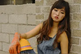 在工地的女农民工，虽然经常遇尴尬，但只要和丈夫在一起就很满足图片