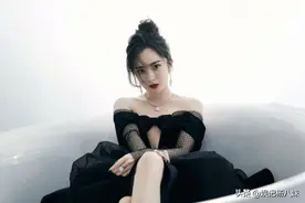 女星红毯“杀疯”，杨幂穿深V热巴露美背长腿，鞠婧祎肩膀涂高光图片