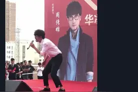 走向乡镇舞台的歌手，很low吗？图片