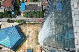 中国有一栋瀑布大厦，瀑布挂在高楼外，连外国人也感到惊讶图片