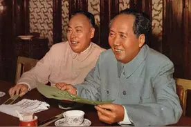 中共九大，许世友为何会场上高喊陈老总，送给陈毅一个毛主席像章图片
