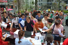 “红海棠”服务进社区，现场办理天然气开户登记手续图片