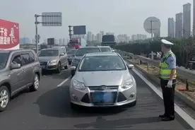 【祝福祖国守护平安】疏堵保畅：节假日高速公路上的一线“警”色图片