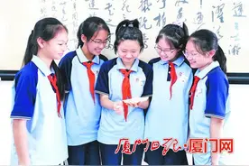 三岁男童偷溜出门 幸遇五名贴心小姐姐图片