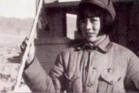 湖北老太去世后，孙子从遗物中整理出一张破纸，才知她是位大人物图片