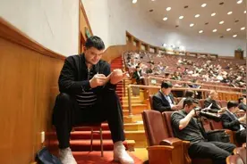 NBA巨人的生活烦恼：张伯伦睡2张床还斜着，姚明开会也要坐小板凳图片
