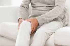 “人老腿先衰”，腿部若有5种表现，健康或存在隐患，需及时调节图片