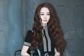 郎朗娇妻吉娜不仅有“蚂蚁腰”，这细腿不P图也超能打图片