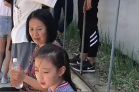 《乡村爱情》兰妮都这么大了，与剧中“奶奶“同框，长成小姑娘了图片