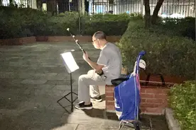 夜色朦胧小公园，西安马爷拉二胡图片