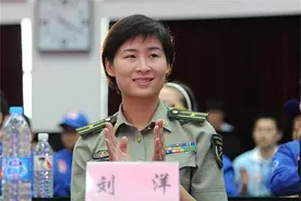 中国第一位女航天员刘洋，返回地球后为何不再上太空？如今怎样了图片