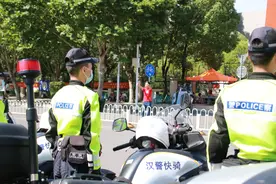考生家长向考场外护考的“汉警快骑”敬礼点赞图片