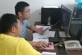 26岁姑娘独自走夜路，突然被身后伸出一双手抱住！他说：一时没忍住图片