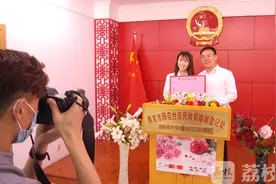玫瑰花、福利彩票、情侣头像……民政局为“520”领证新人送“礼包”图片
