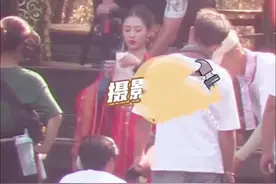陈钰琪片场五个助理，演戏面无表情，被狗仔吐槽：一天天的挺轻松图片