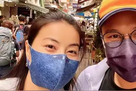 霍启刚带郭晶晶约会吃路边摊，环境拥挤仍享受，女方素颜甜笑不止图片