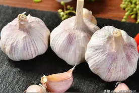 买大蒜，选紫皮还是白皮？蒜农：蒜瓣炸开的别买，膨大剂打多了图片