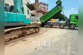 履带车违规上路，公路“很受伤”，相关责任人将面临处罚图片