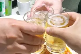 人至中年，这样任性的喝酒是会要命的！血压飙高就是报警图片