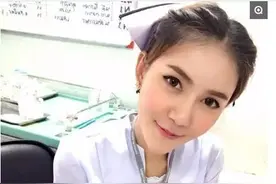 泰国护士长相甜美，因这组自拍照而遭网友指责，被迫辞职道歉图片