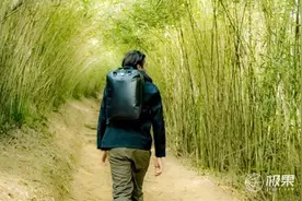 华裔小伙发明「终极」电脑包，能当游泳圈还防弹，硬核到爆图片