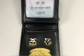 面对来抓他的警察，他亮出了“警官证”图片
