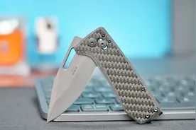 5mm厚度35g重量：SOG 碳纤维超轻钱夹刀图片