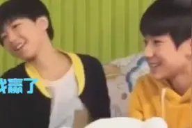 王俊凯在王源面前，总是不经意间要撒个娇，两人好有爱哟！视频封面