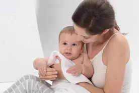 抱孩子姿势不对 可能会影响孩子的健康图片