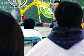 老师那些在讲台上的“骚操作”让人大跌眼镜，学生：别人家的老师图片