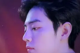 肖战生活小日常图，侧颜＋背影杀＋下午茶，妥妥的女朋友视角图片