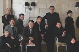 李少红晒名导合照，冯小刚蹲坐在边角，69岁陈凯歌在里头最帅气图片