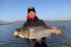 46岁湖北大叔，靠钓鱼积累千万粉丝，单场直播卖货超100万元图片