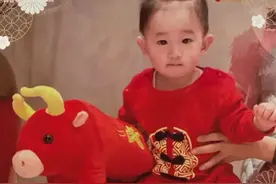 陈小春小儿子神似吴君如？应采儿晒二宝搞笑视频，摇摆头太魔性图片