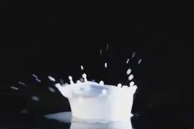 牛奶倒掉也不给穷人，这就是资本主义的丑陋？课本其实只讲了一半图片