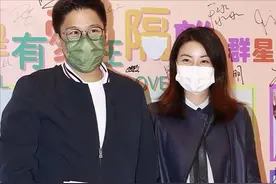 霍启刚捧场首映礼，郭晶晶穿平底鞋翘着脚尖走，小腿白皙脚却黢黑图片