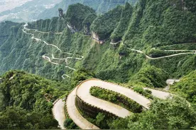 天门山盘山公路，体验时时冲向悬崖的刺激之感图片