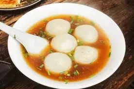 浙江小县城的非遗美食，传承了3代，6元一碗，一天卖1千多碗图片