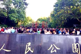 上海人民广场相亲角火爆到爆表！真情演绎了亲情的“天使投资”！图片