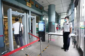 锤子、剪刀、白酒 医院的安检门第一天就查到不少违禁品图片