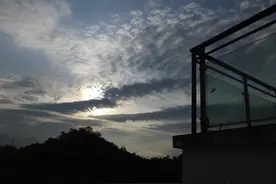 天象趣图：太阳和乌云“搏斗”，乌云企图“一手遮天”图片