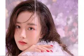 小仙女薄纱上衣搭配牛仔裤衣服真漂亮，笑容很迷人，非常有女人味图片