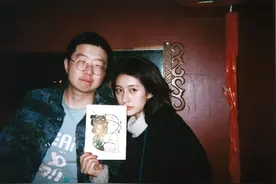 为什么美女的手总被丑男牵着？图片